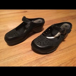 Black womens White Mountain mules, 7.5